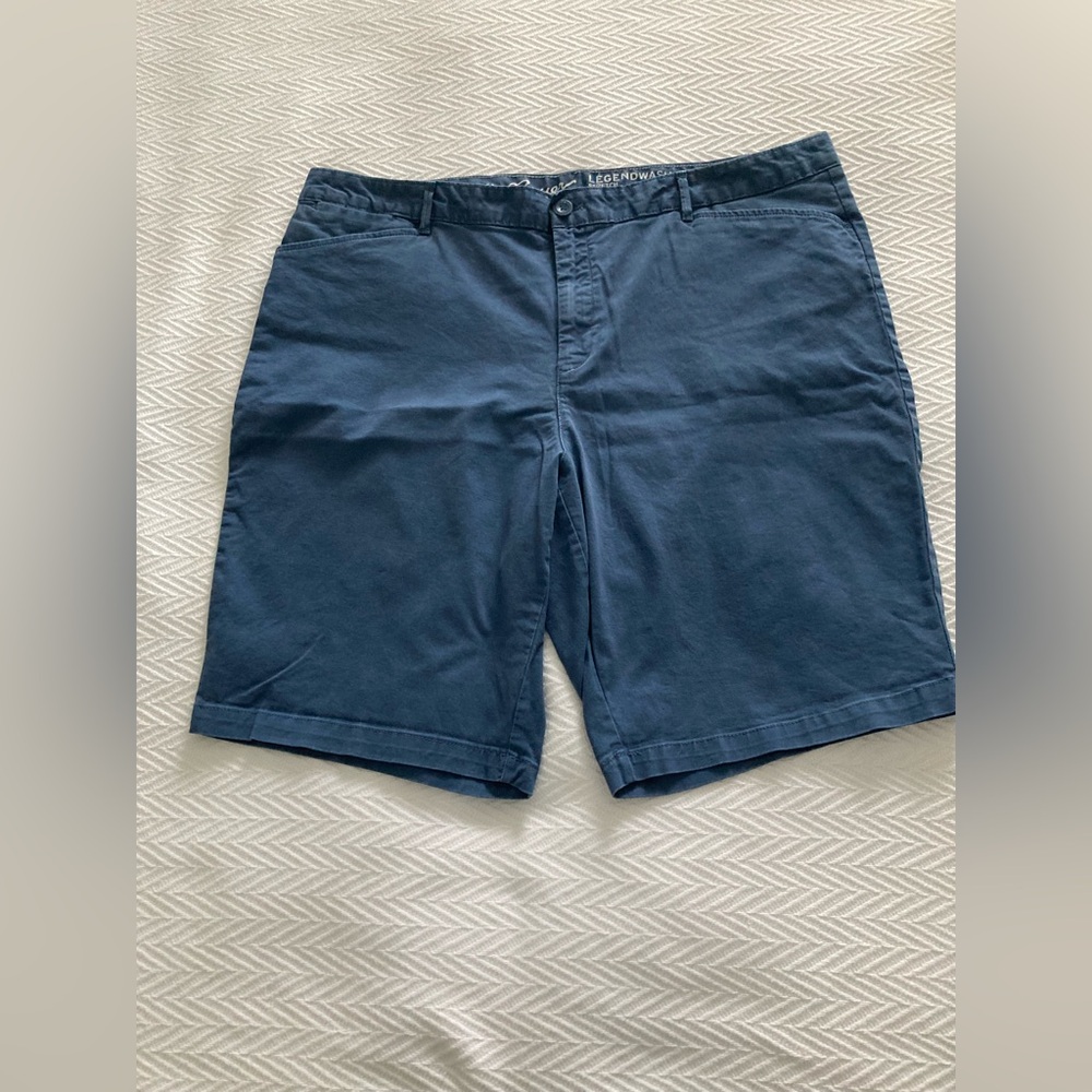 Eddie Bauer Legend Wash Stretch Curvy Bermuda Chino Shorts. Size 20T